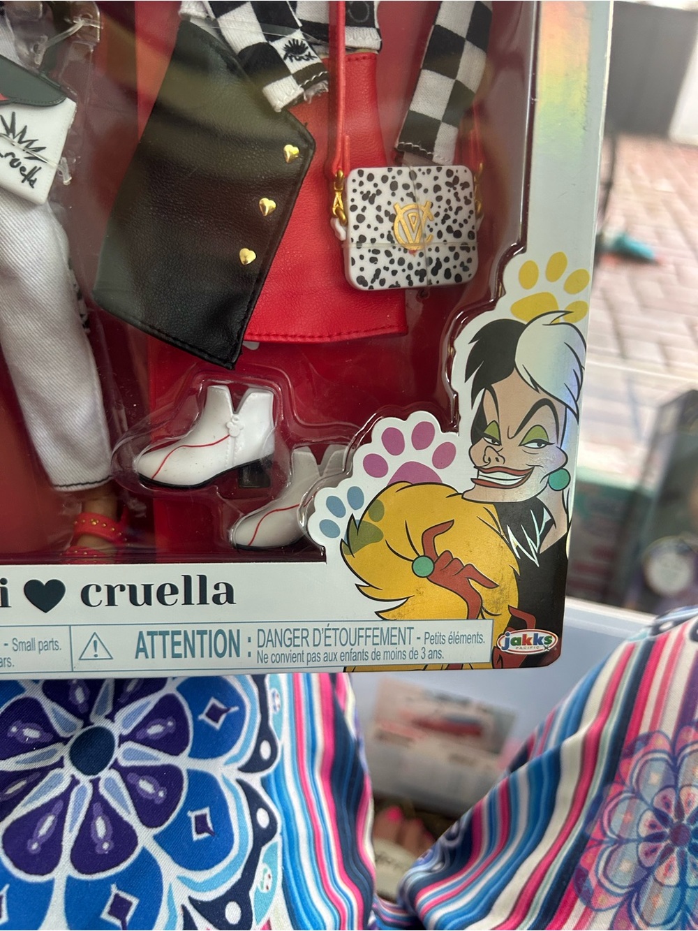 Disney ILY Cruella Fashion Doll - Black, White & Red - Picture 4 of 12